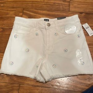 White Gap shorts with peace signs